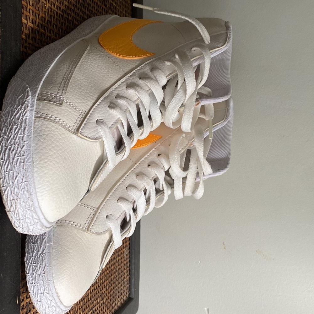 Nike Blazers size 7 boys 8.5 Women